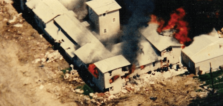 photo of the fire at Mount Carmel in Waco, TX